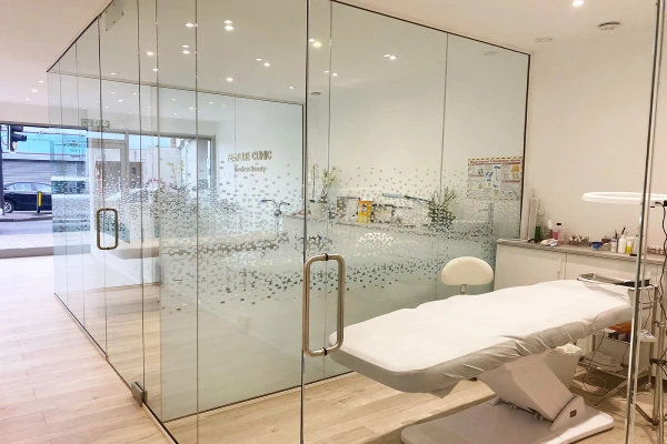 پارتیشن شیشه‌ای و کاربردهای آن در فضاهای درمانی